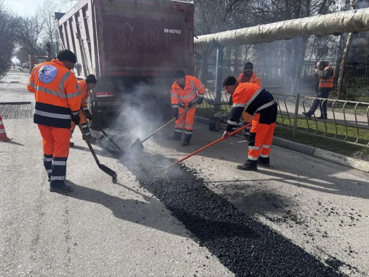 В Симферополе продолжается ямочный ремонт дорог: адреса 