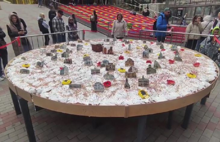 В Крыму испекли гигантский пасхальный кулич весом 600 килограммов