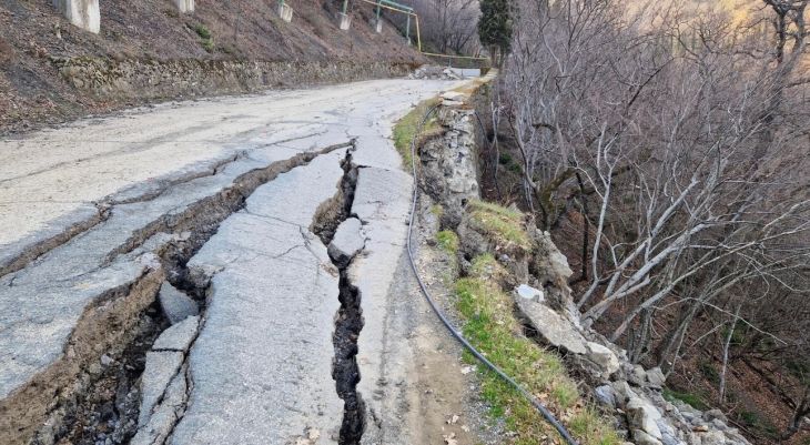 Под Алуштой разрушается дорога