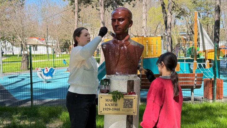 В Детском парке Симферополя обновляют бюсты пионеров-героев