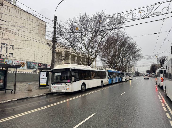В Симферополе столкнулись два автобуса и троллейбус: есть пострадавшие