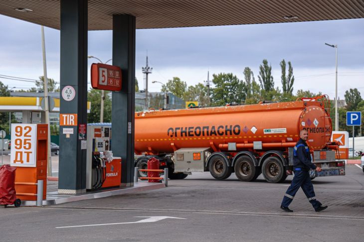 В Крыму на несколько дней ограничат продажу бензина за наличный расчет