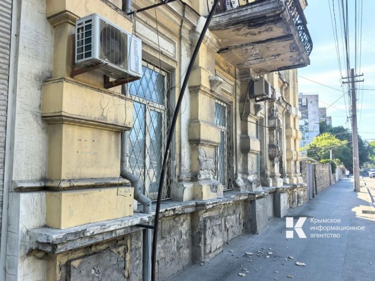 Разрушающимся фасадом здания по улице Воровского в Симферополе заинтересовалась прокуратура 