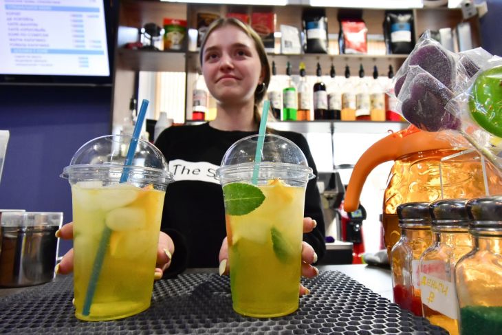 Роспотребнадзор разъясняет, что относится к витаминным напиткам и кому они необходимы