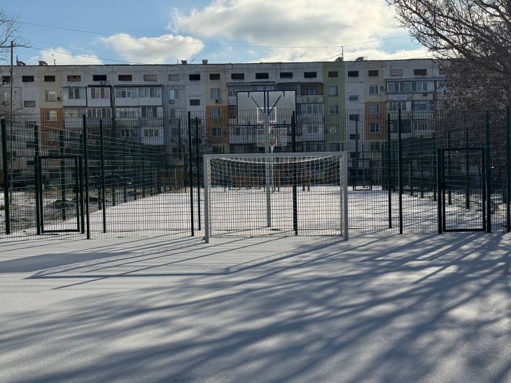 В Керчи обновлены сразу две спортплощадки во дворе на улице Буденного