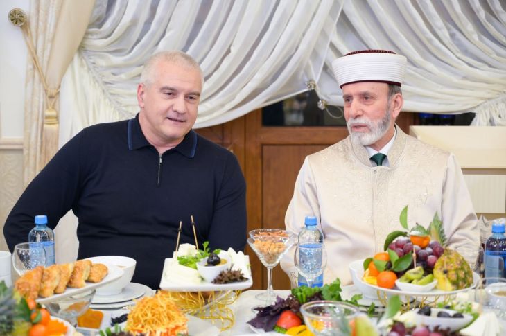 Сергей Аксёнов организовал для мусульман Крыма коллективный ифтар