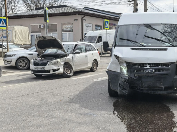 На "проклятом перекрестке" в Симферополе столкнулись легковушка и микроавтобус