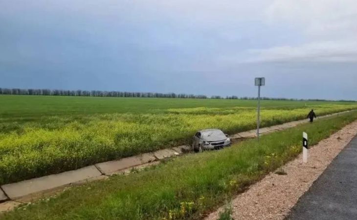 В Сакском районе легковушка вылетела с трассы и перевернулась: трое детей пострадали