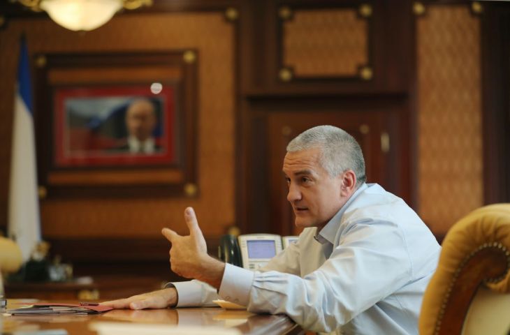 Аксёнов потребовал от чиновников не «отфутболивать» обращения крымчан