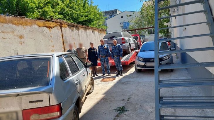 Судебные приставы из Крыма передали в зону СВО два конфискованных автомобиля