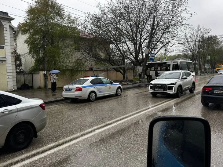 В Симферополе маршрутка снесла автобусную остановку
