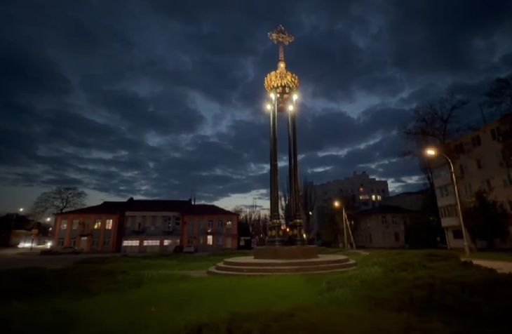 В Керчи часовня-звонница Андрея Первозванного засияла огнями