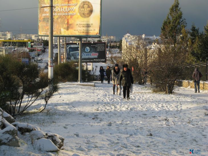 idem-peshkom-vdol-dorogi-min